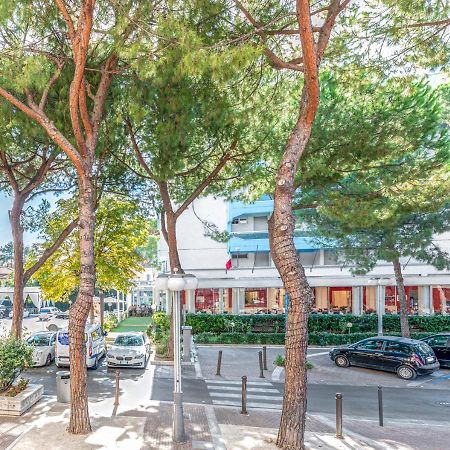 Hotel Zanarini In Centro A Riccione Kültér fotó