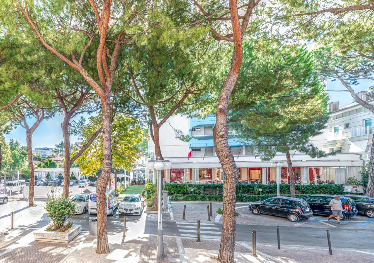 Hotel Zanarini In Centro A Riccione Kültér fotó
