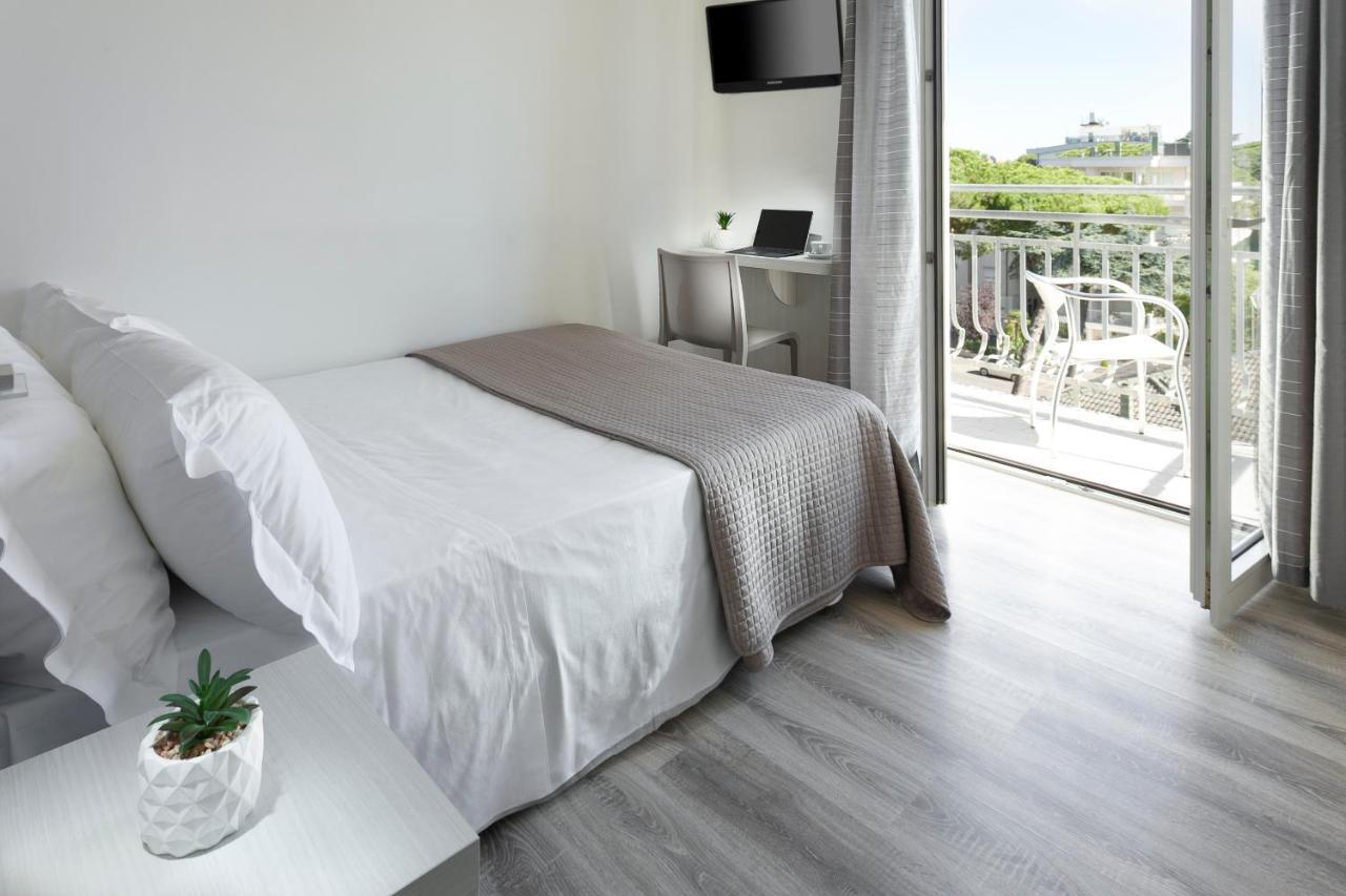 Hotel Zanarini In Centro A Riccione Kültér fotó