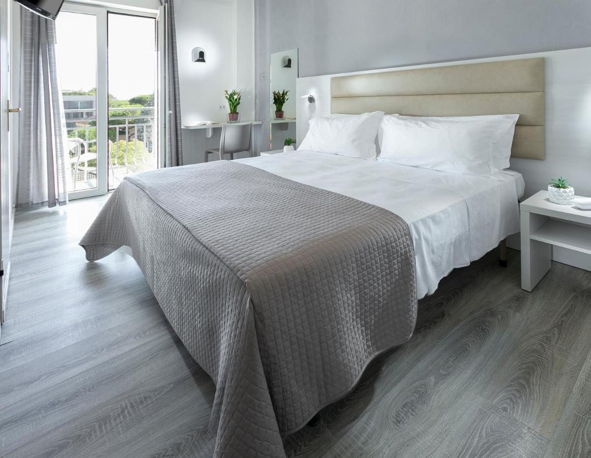 Hotel Zanarini In Centro A Riccione Kültér fotó