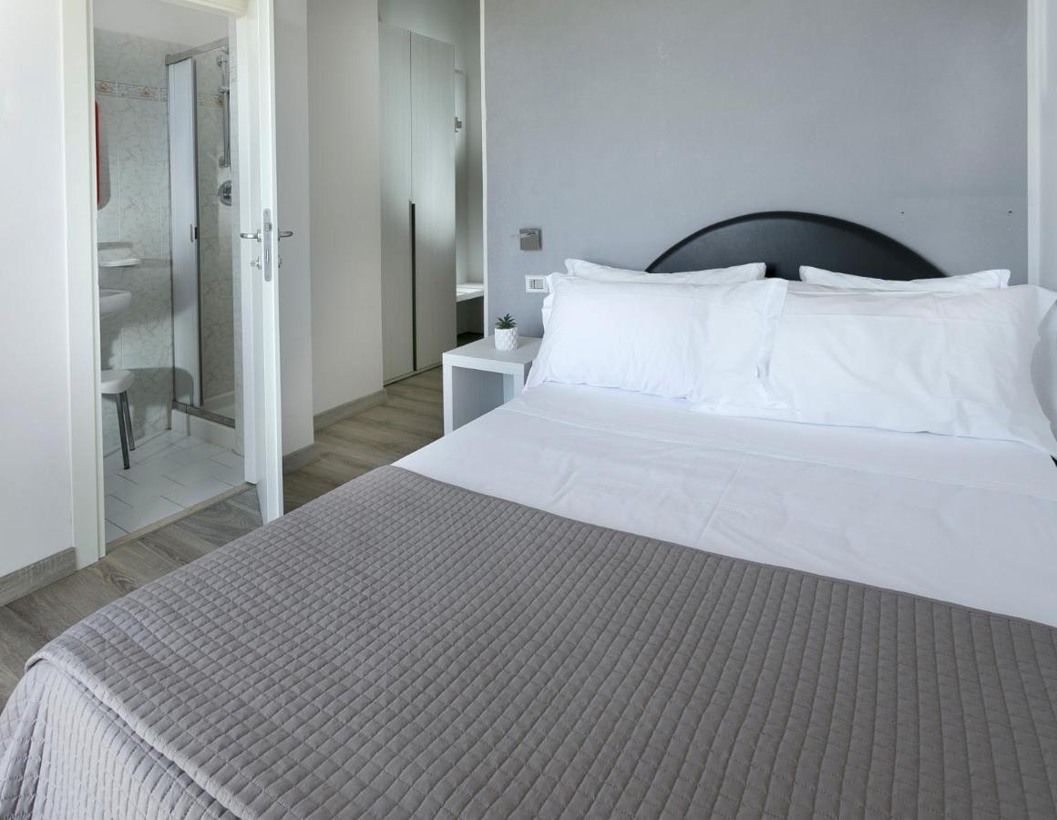 Hotel Zanarini In Centro A Riccione Kültér fotó