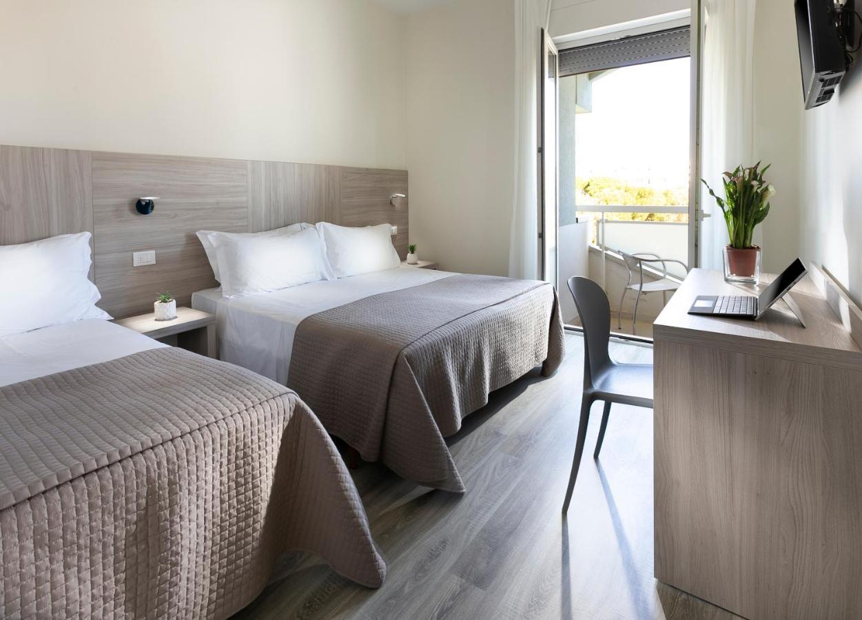 Hotel Zanarini In Centro A Riccione Kültér fotó