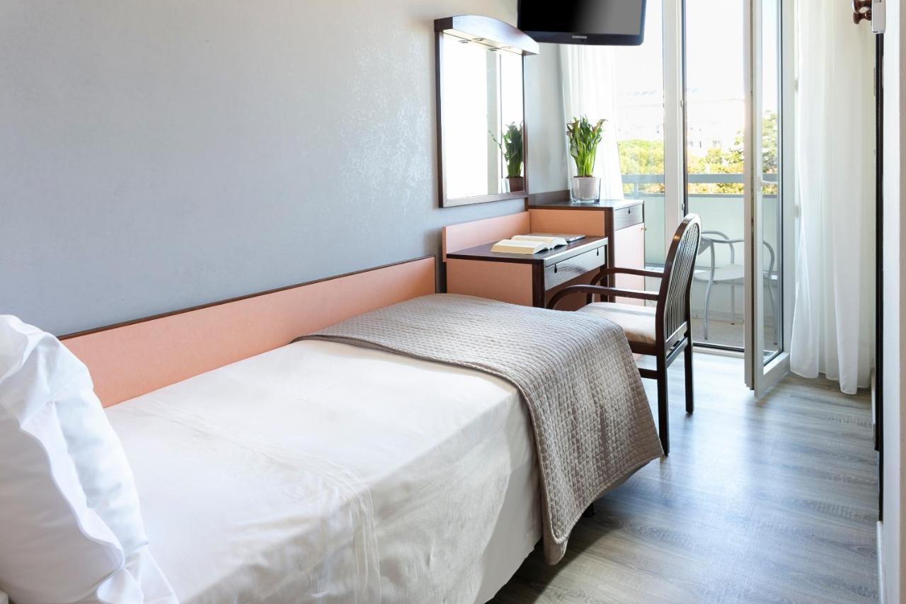 Hotel Zanarini In Centro A Riccione Kültér fotó