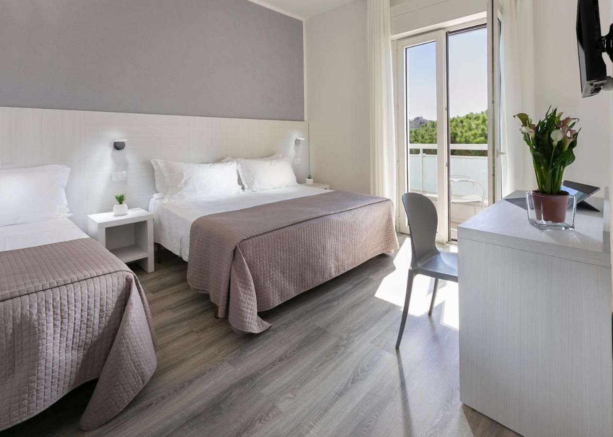 Hotel Zanarini In Centro A Riccione Kültér fotó