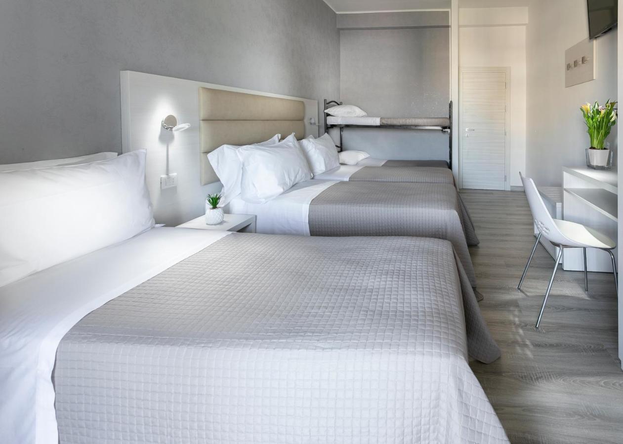 Hotel Zanarini In Centro A Riccione Kültér fotó