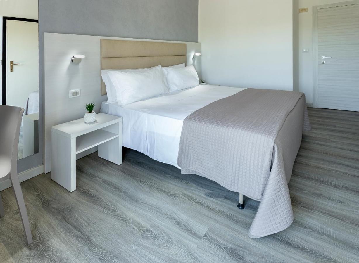Hotel Zanarini In Centro A Riccione Kültér fotó