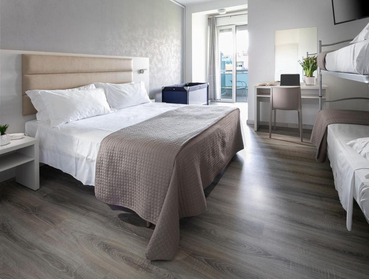 Hotel Zanarini In Centro A Riccione Kültér fotó