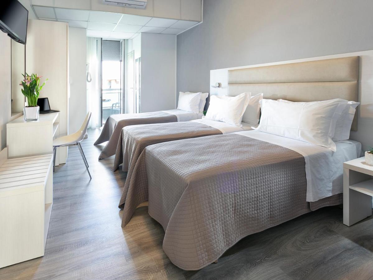 Hotel Zanarini In Centro A Riccione Kültér fotó