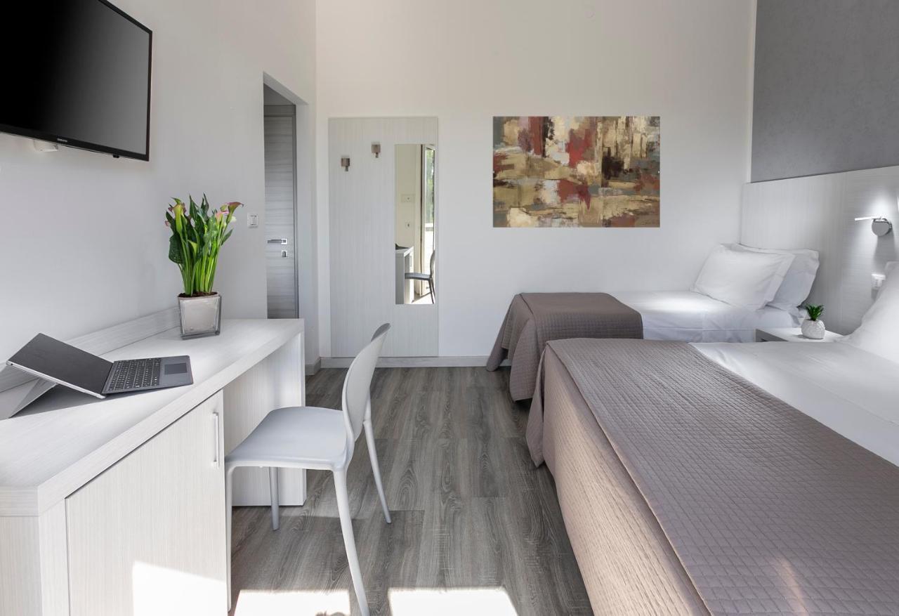 Hotel Zanarini In Centro A Riccione Kültér fotó