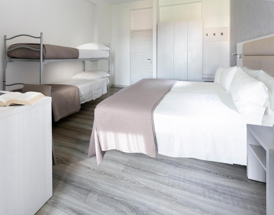 Hotel Zanarini In Centro A Riccione Kültér fotó