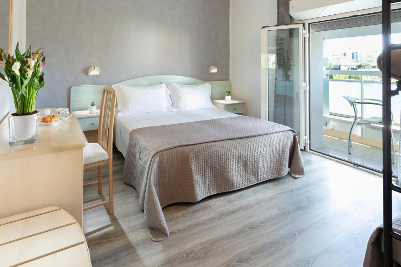 Hotel Zanarini In Centro A Riccione Kültér fotó
