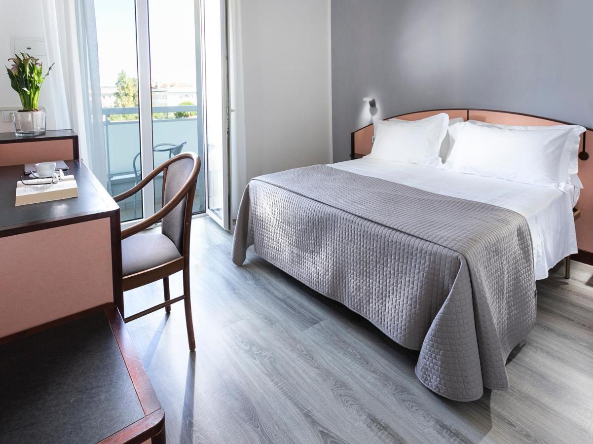 Hotel Zanarini In Centro A Riccione Kültér fotó