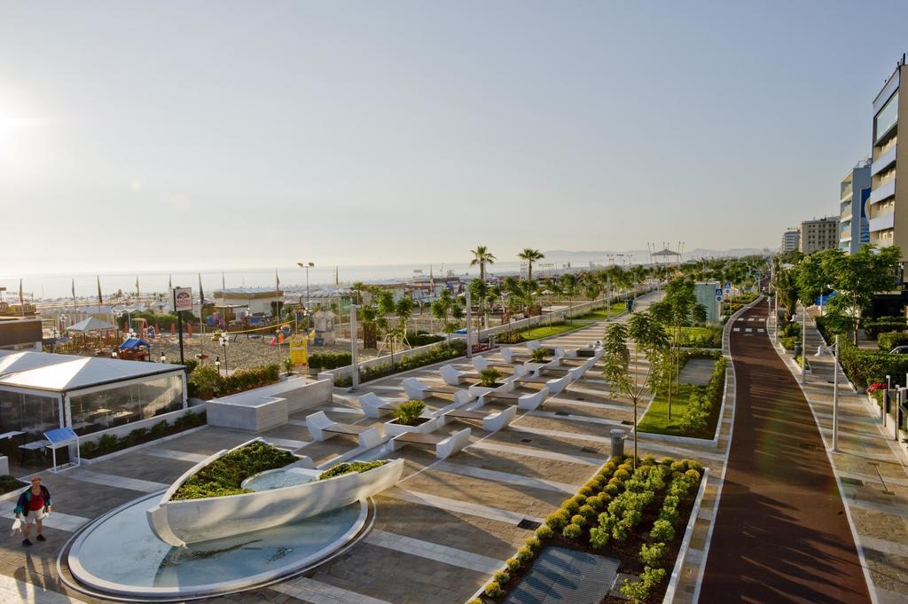 Hotel Zanarini In Centro A Riccione Kültér fotó