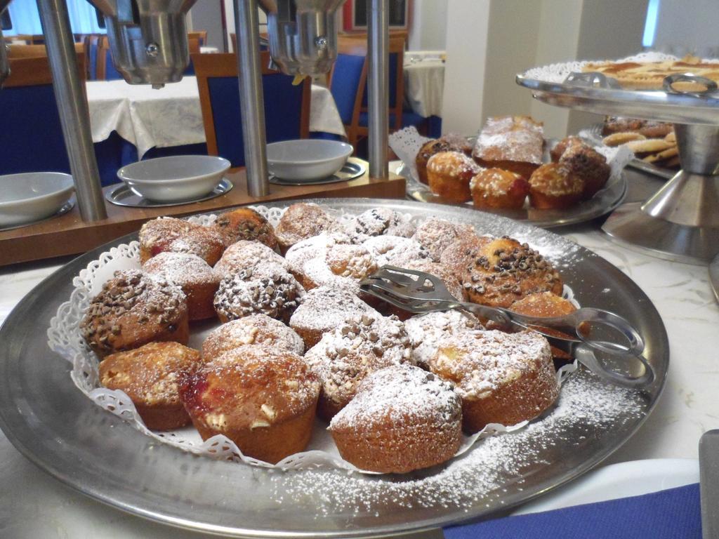 Hotel Zanarini In Centro A Riccione Kültér fotó
