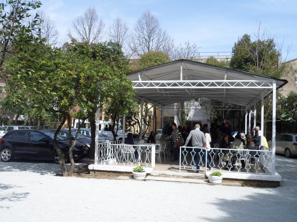 Hotel Zanarini In Centro A Riccione Kültér fotó