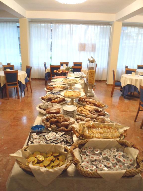 Hotel Zanarini In Centro A Riccione Kültér fotó