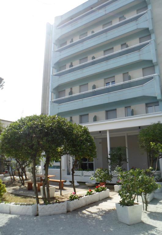 Hotel Zanarini In Centro A Riccione Kültér fotó