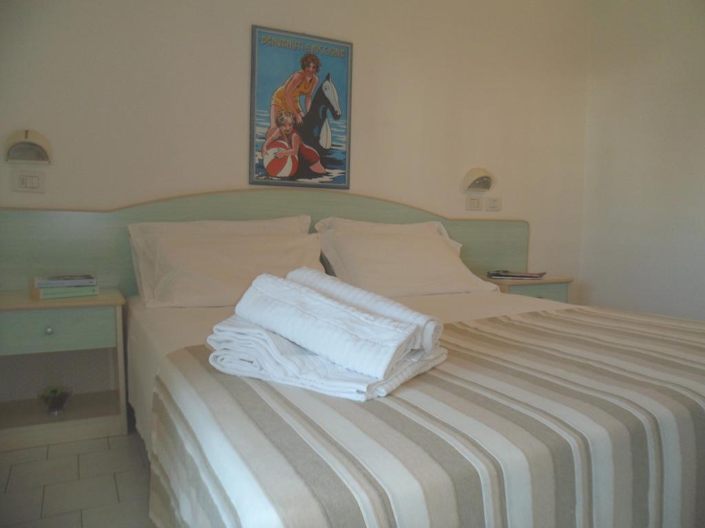Hotel Zanarini In Centro A Riccione Kültér fotó