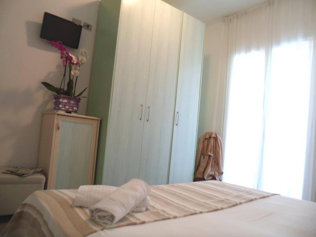 Hotel Zanarini In Centro A Riccione Kültér fotó