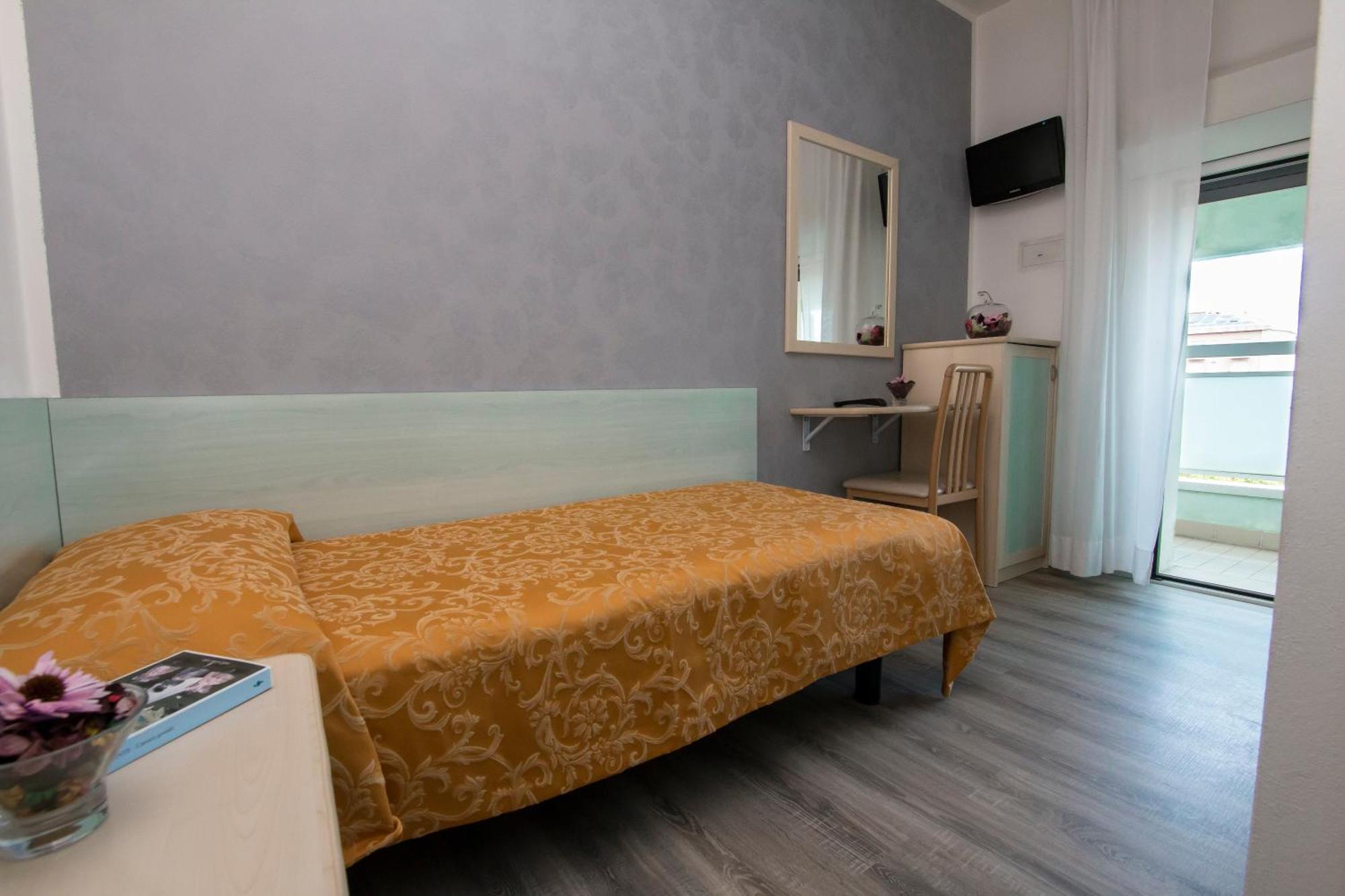 Hotel Zanarini In Centro A Riccione Kültér fotó