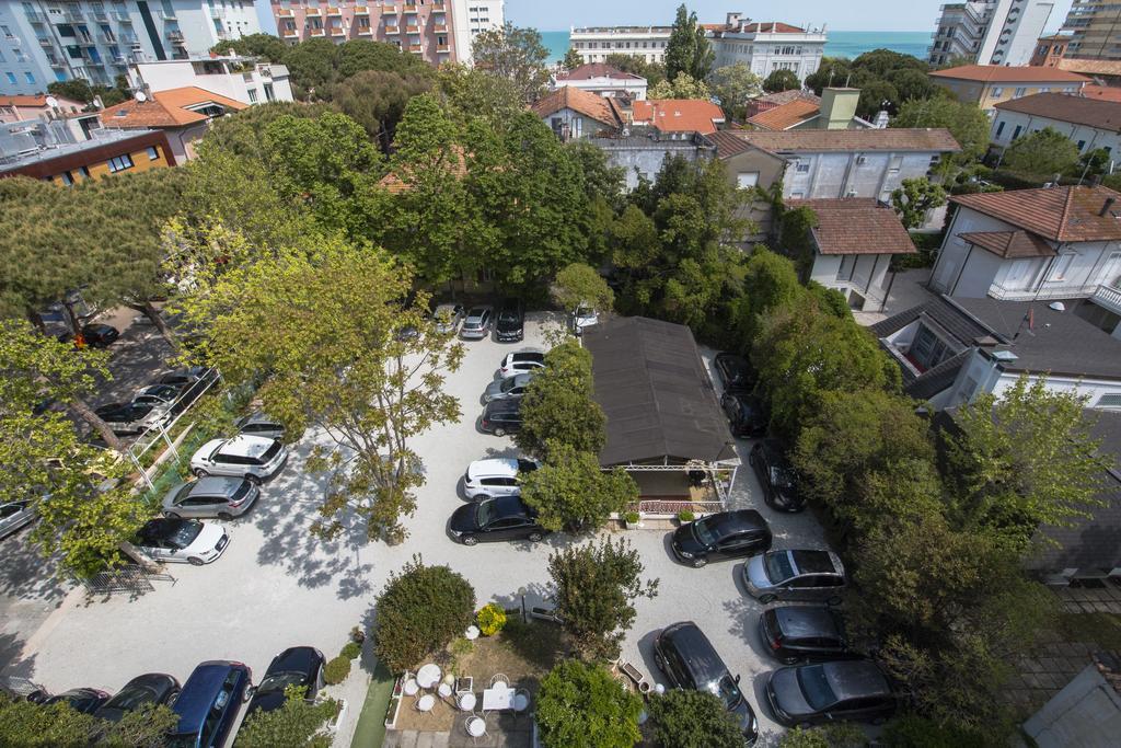 Hotel Zanarini In Centro A Riccione Kültér fotó