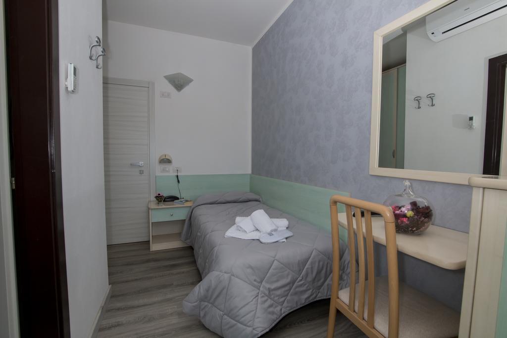 Hotel Zanarini In Centro A Riccione Szoba fotó