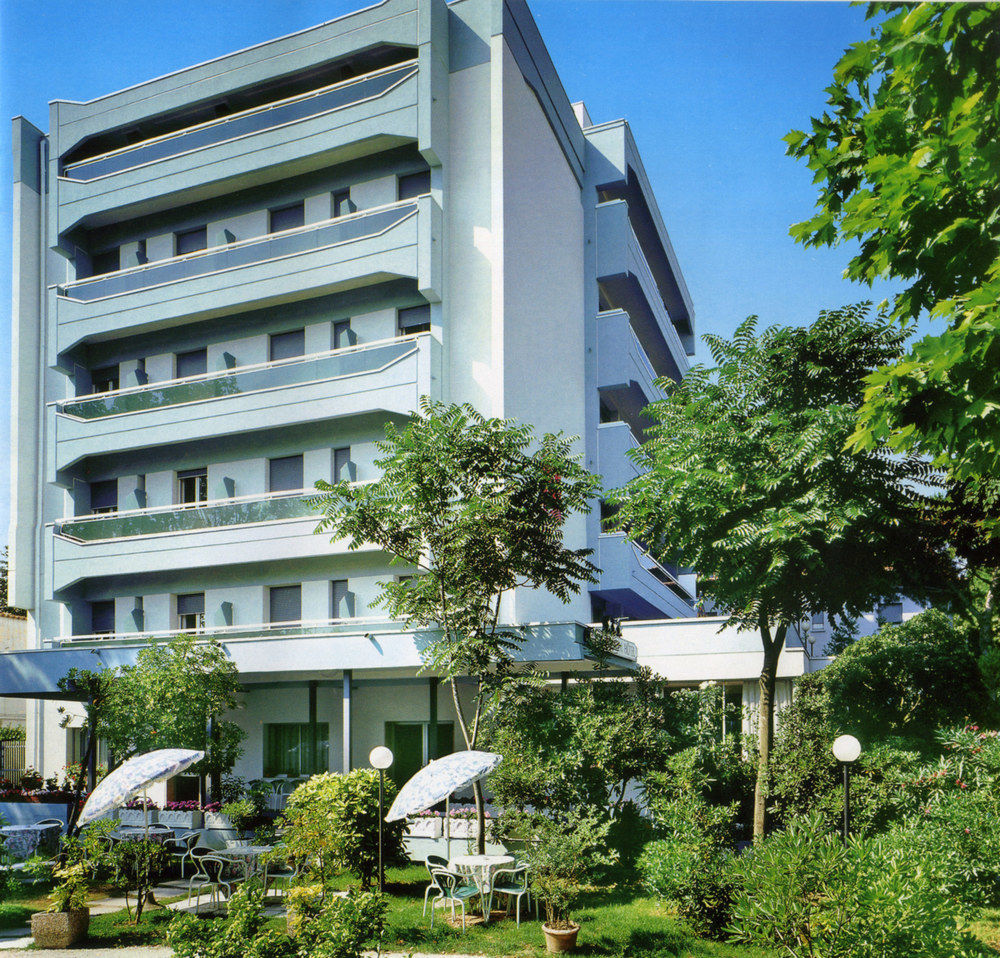 Hotel Zanarini In Centro A Riccione Kültér fotó