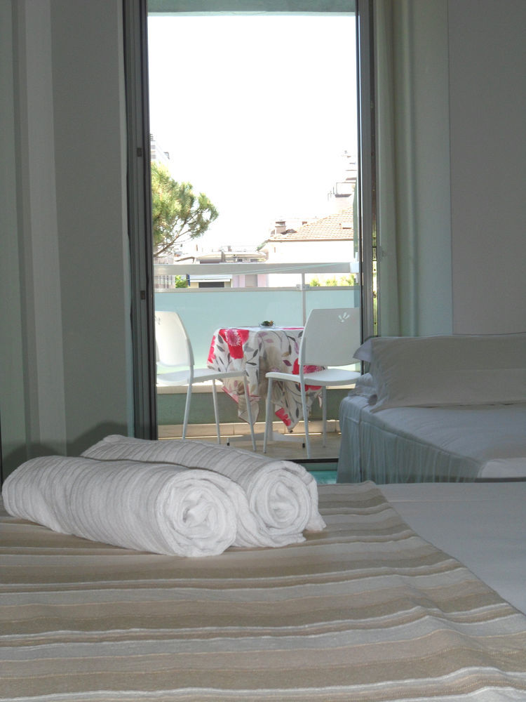 Hotel Zanarini In Centro A Riccione Kültér fotó