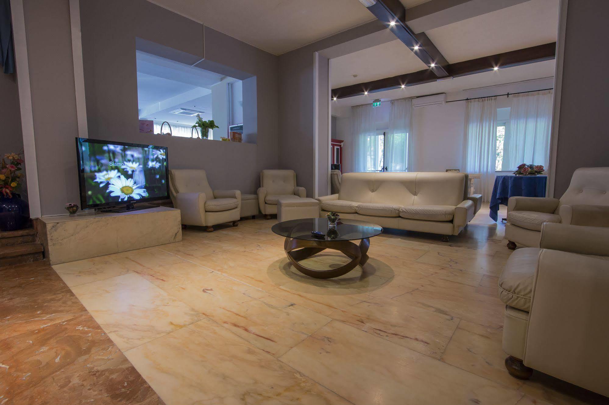 Hotel Zanarini In Centro A Riccione Kültér fotó