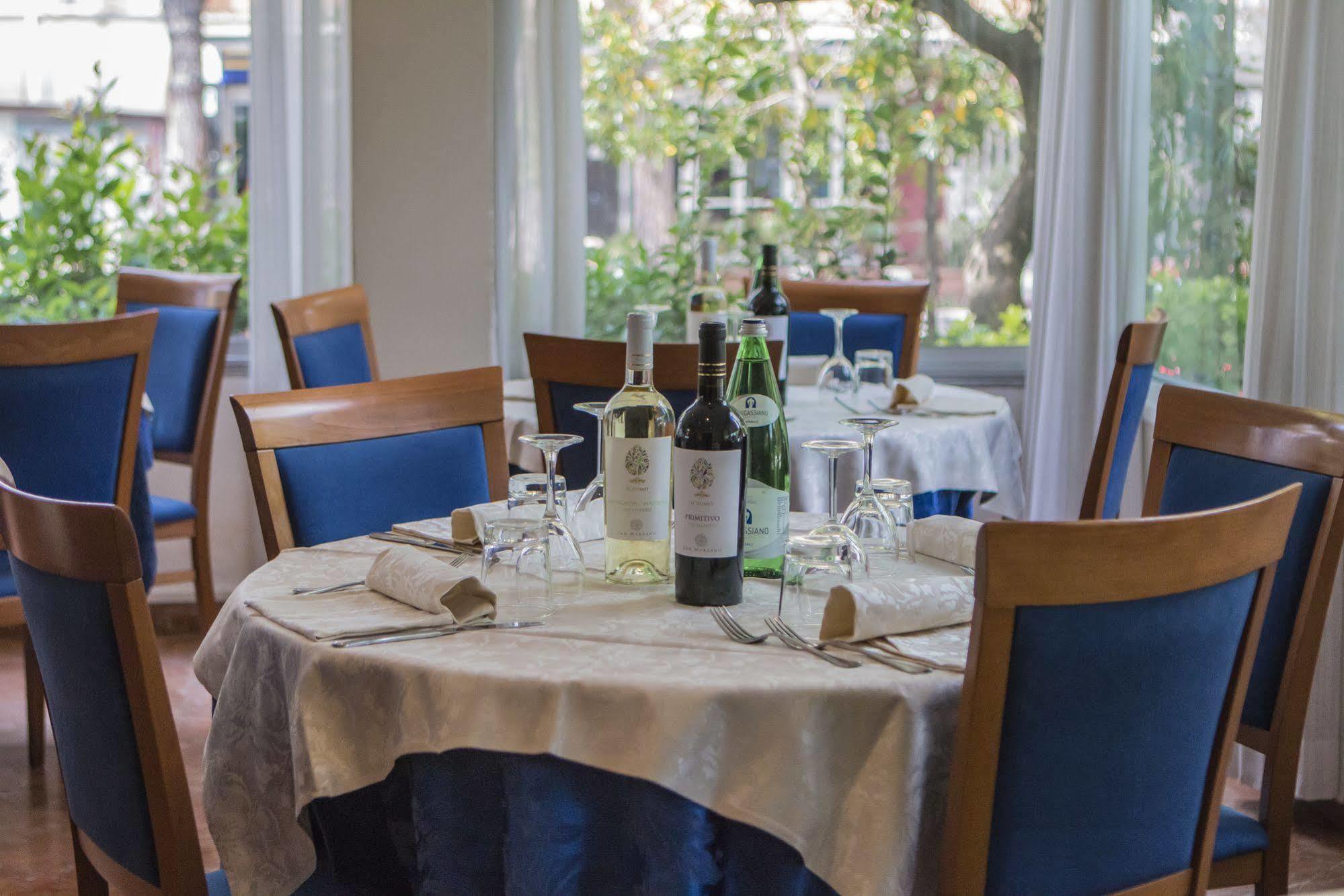 Hotel Zanarini In Centro A Riccione Kültér fotó