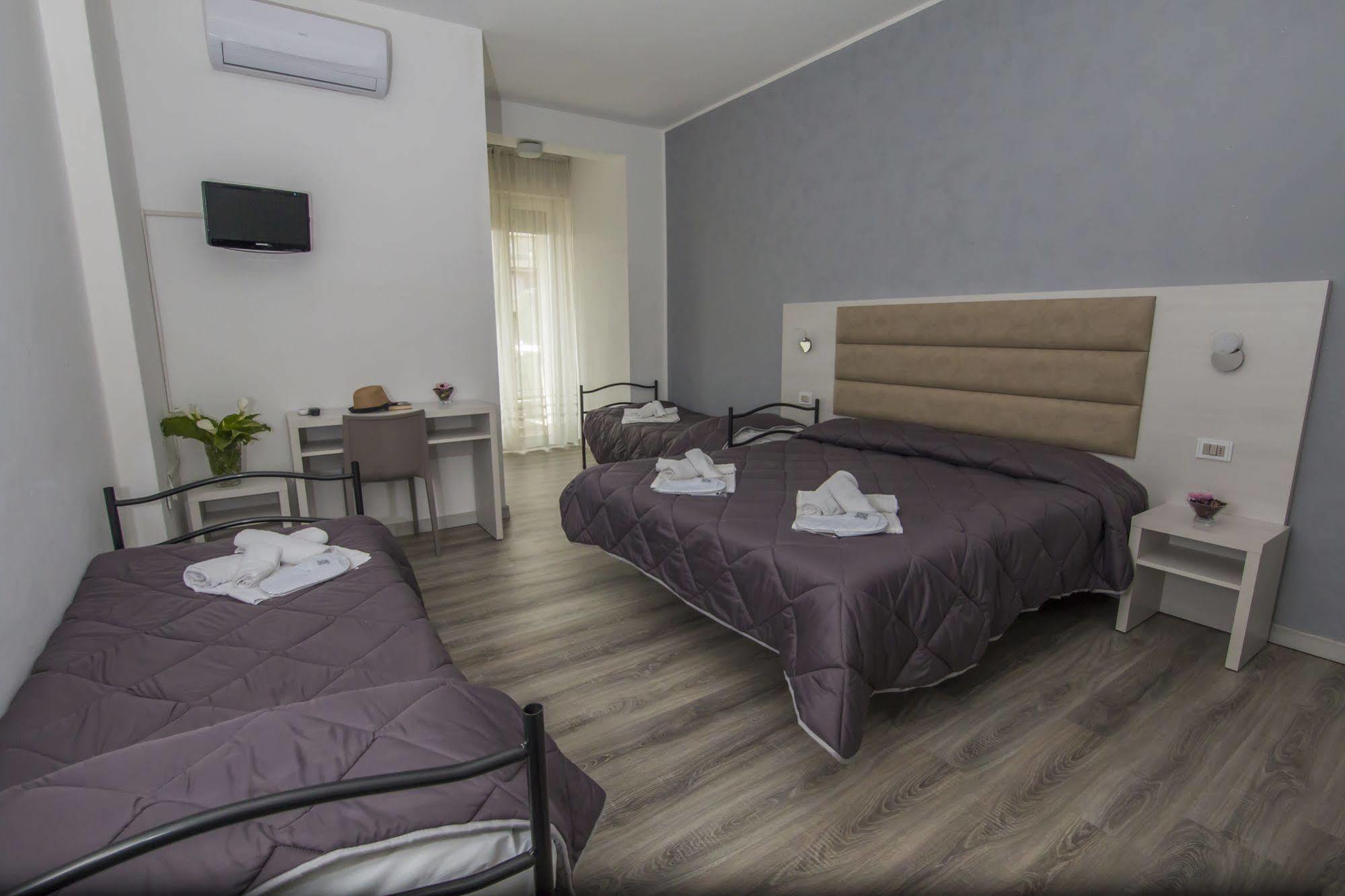 Hotel Zanarini In Centro A Riccione Kültér fotó