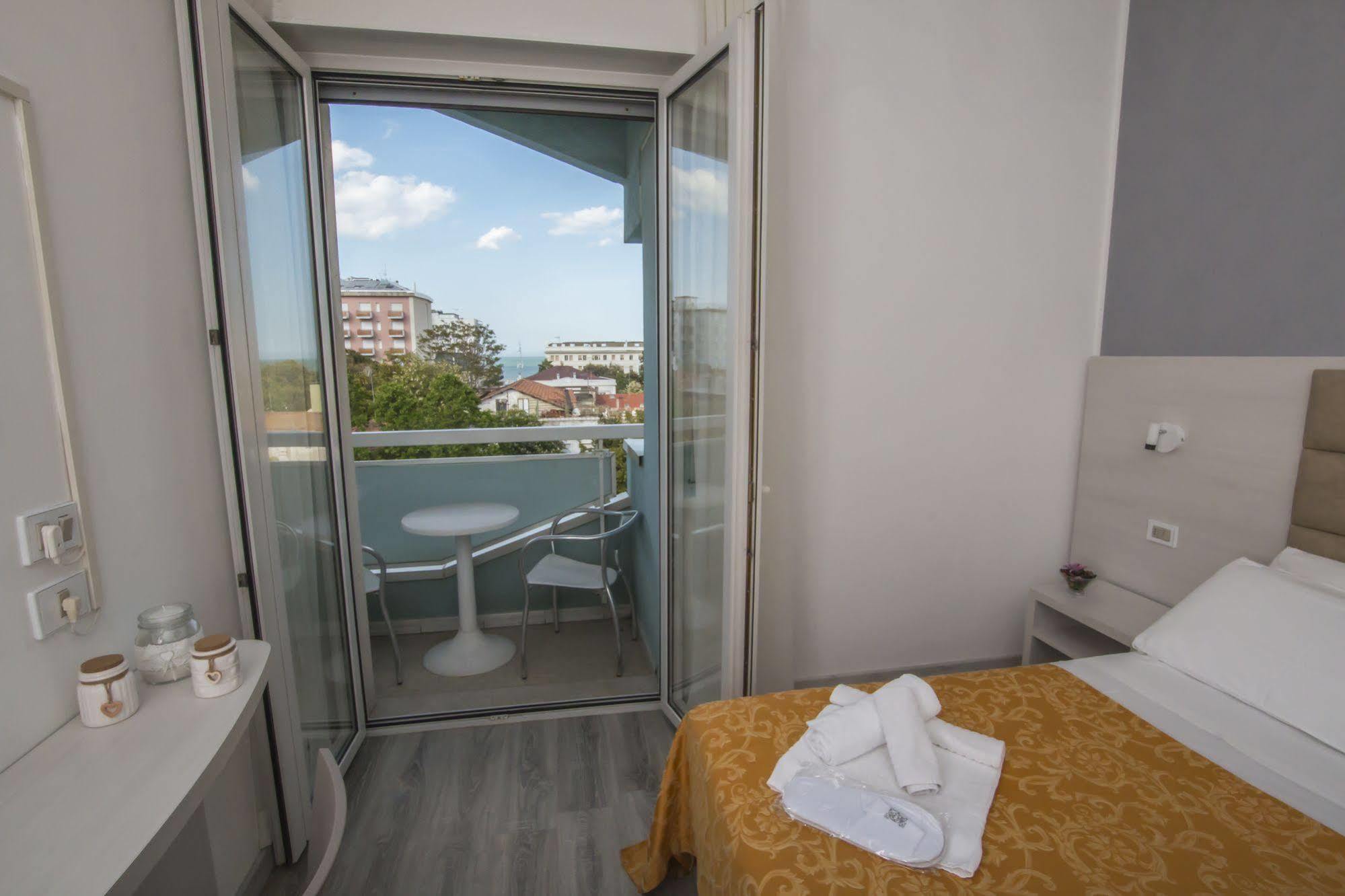 Hotel Zanarini In Centro A Riccione Kültér fotó