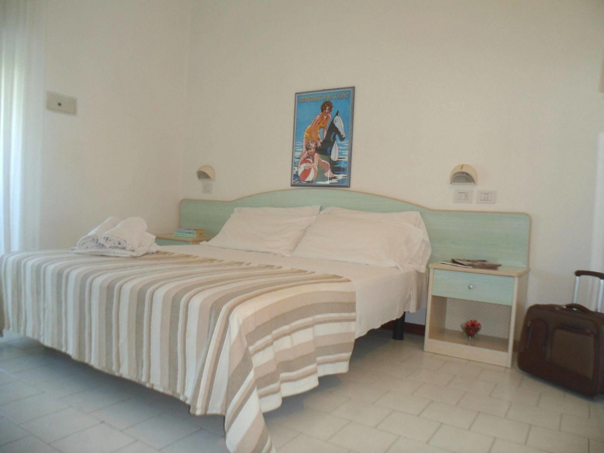 Hotel Zanarini In Centro A Riccione Kültér fotó