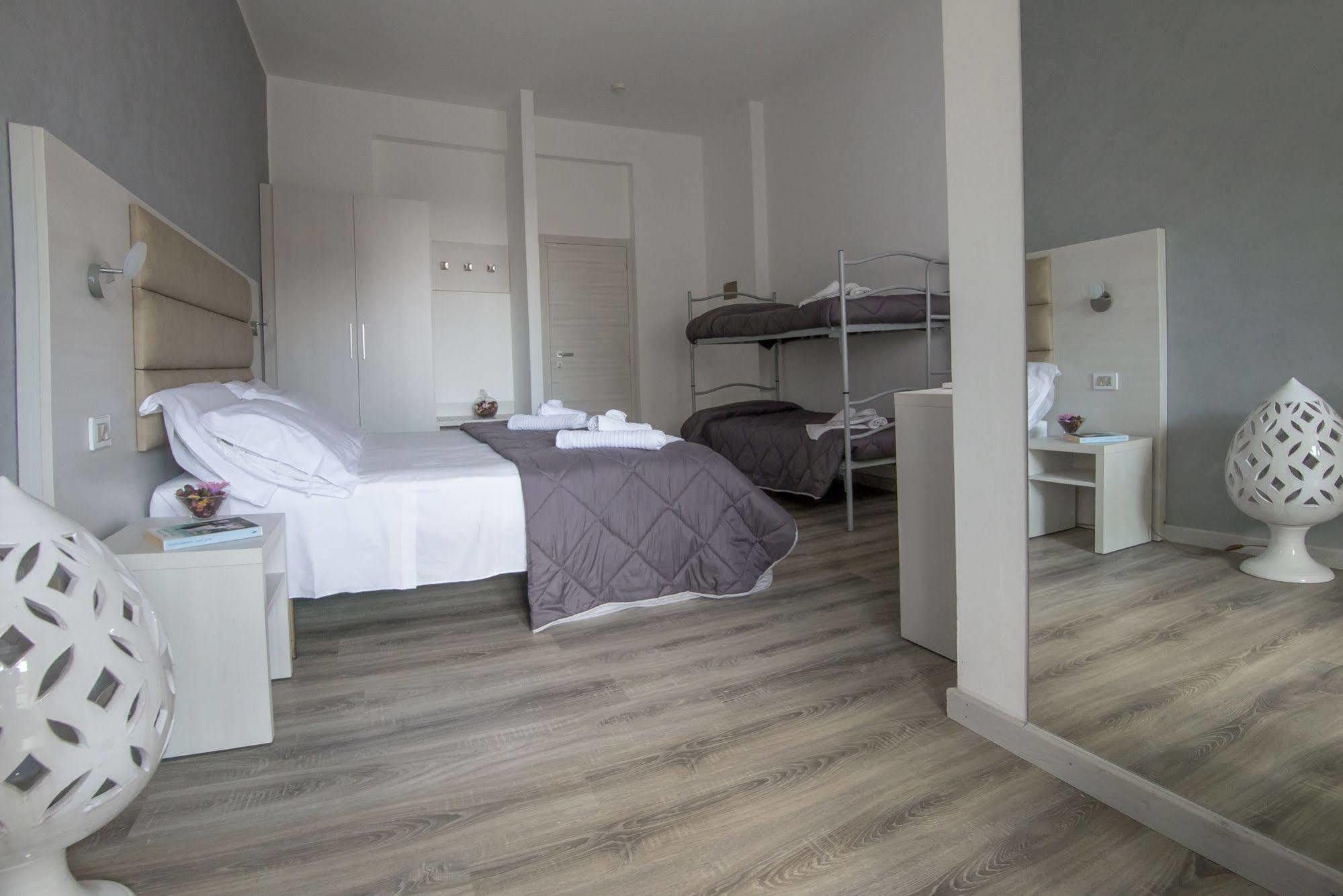 Hotel Zanarini In Centro A Riccione Kültér fotó