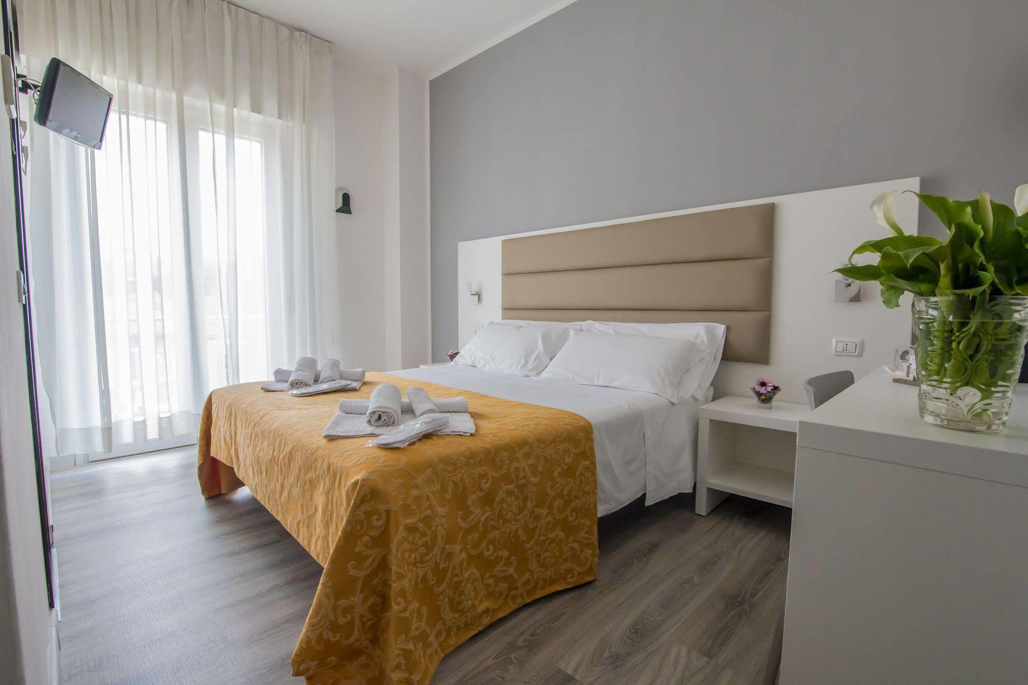 Hotel Zanarini In Centro A Riccione Kültér fotó