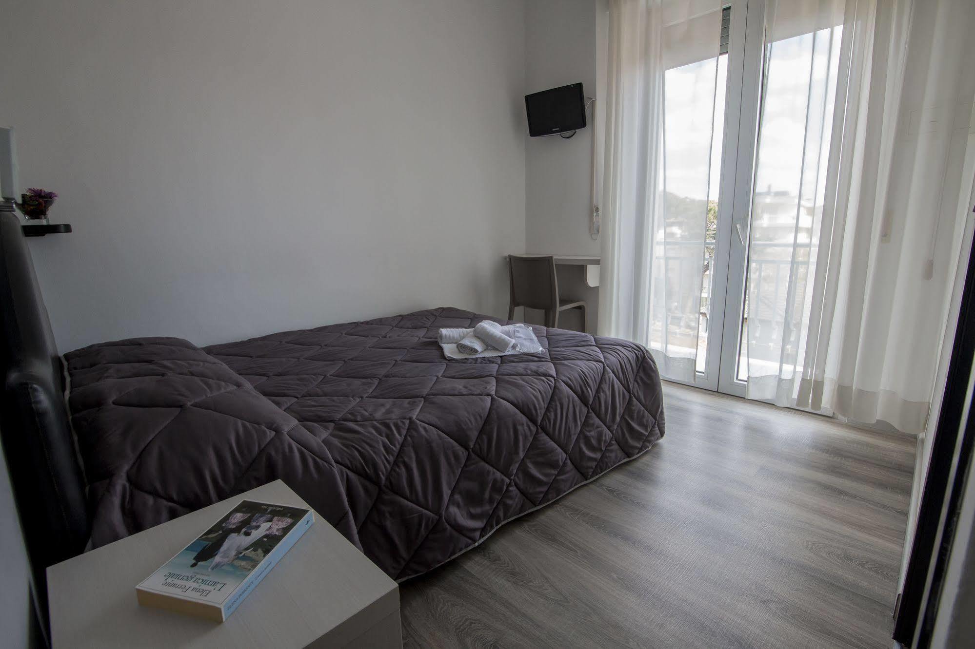Hotel Zanarini In Centro A Riccione Kültér fotó
