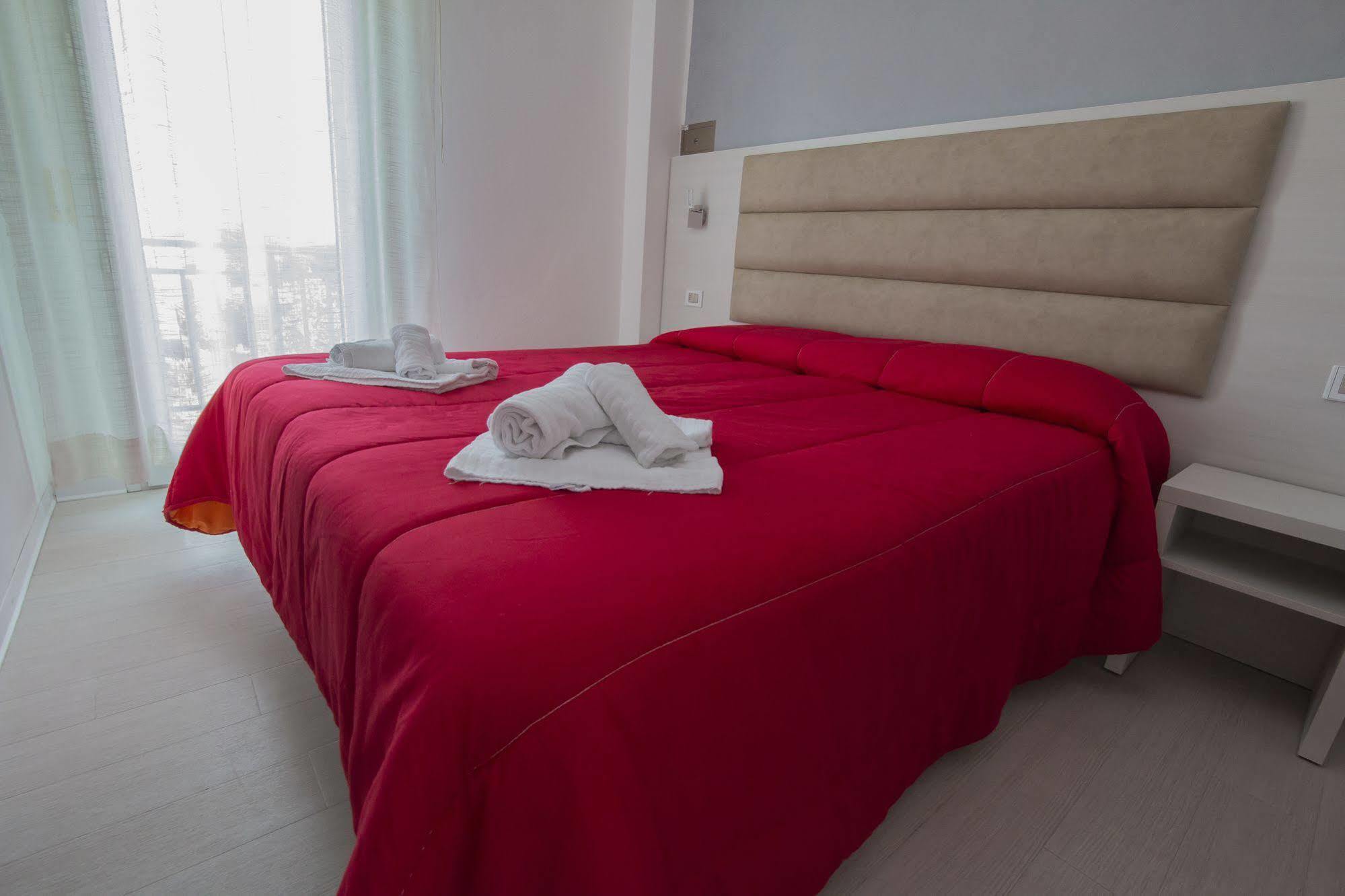 Hotel Zanarini In Centro A Riccione Kültér fotó