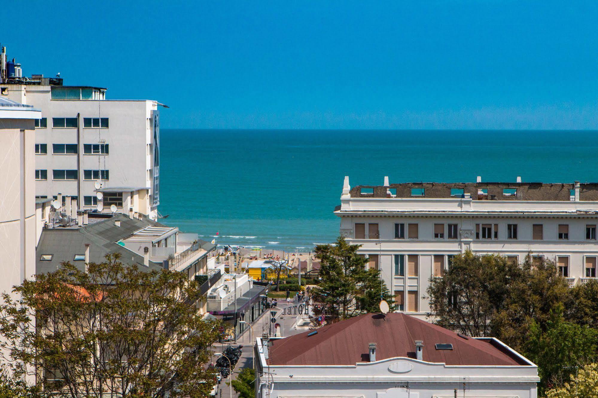 Hotel Zanarini In Centro A Riccione Kültér fotó