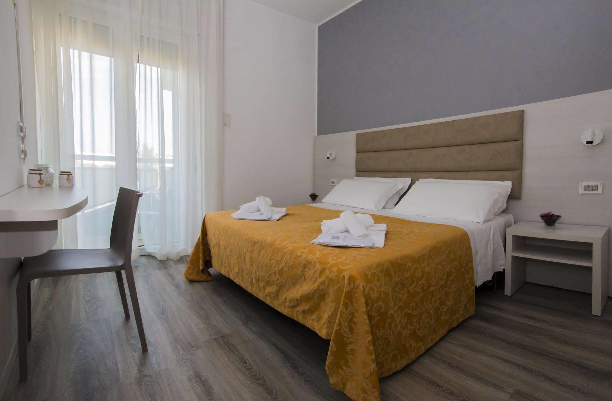 Hotel Zanarini In Centro A Riccione Kültér fotó